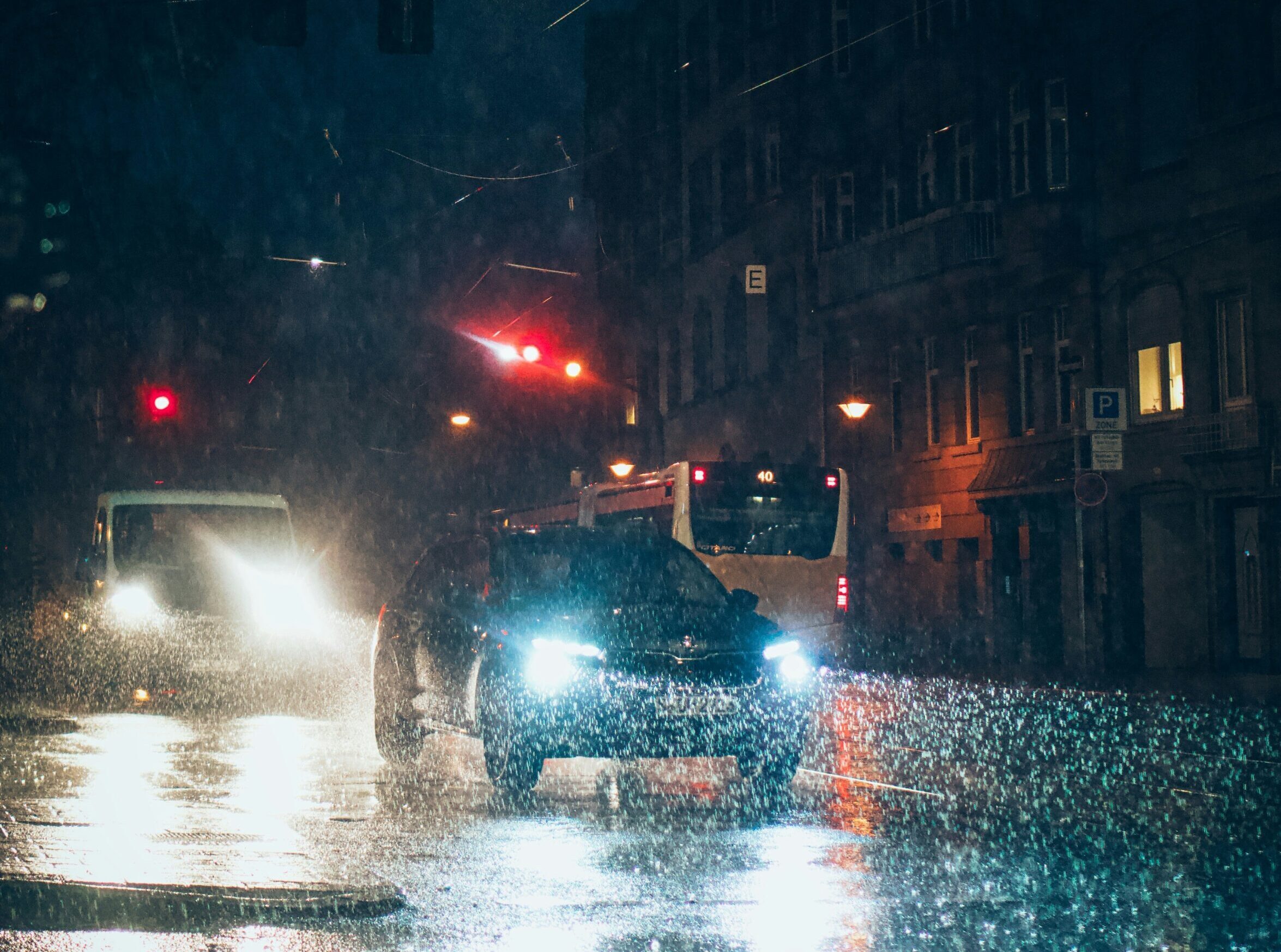 5 Tips Aman Berkendara saat Hujan